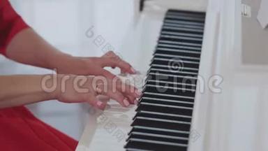 女人的手在弹钢琴